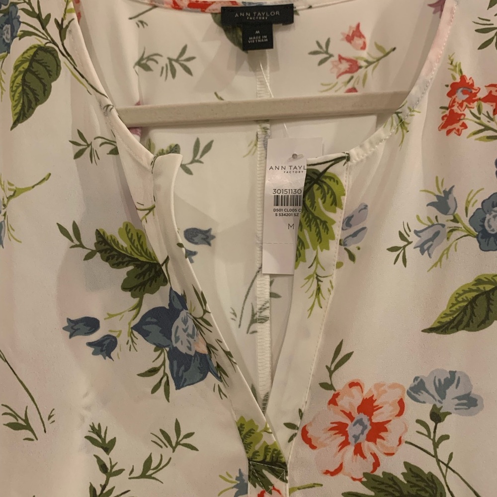 Ann Taylor NWT White with Pink and Blue Flower Blouse medium - Picture 16 of 16